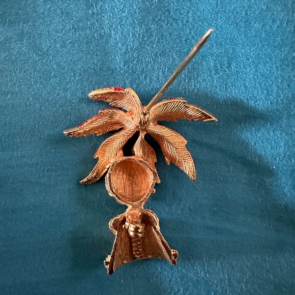 Vintage holiday pin with green crystal stones in eyes and on poinsettia - Picture 3 of 3